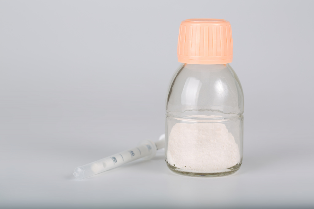 powder-antibiotics-glass-bottle-with-syringe-closeup.jpg